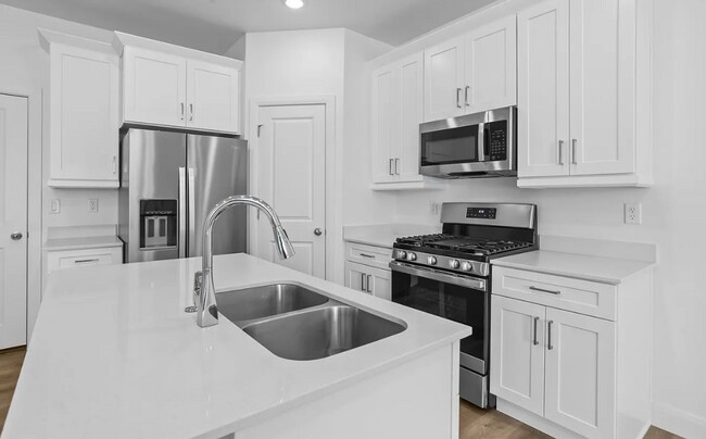 Building Photo - 3 Bedroom End Unit in Desert Color!