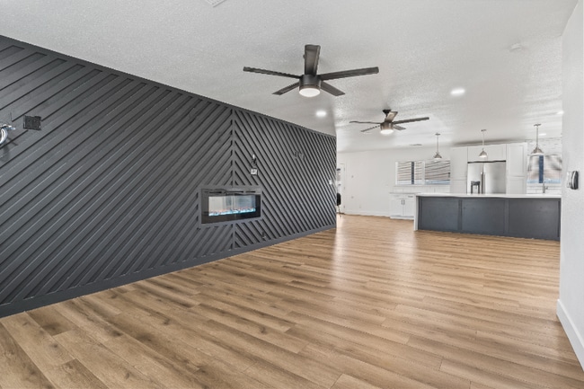 Building Photo - 2166 E Greenway Dr