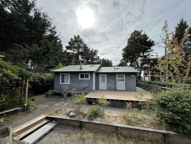 Building Photo - RENOVATED BEACH COTTAGE IN OCEAN PARK, WA