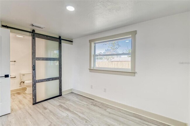 Foto del edificio - 1300 Melonwood Ave