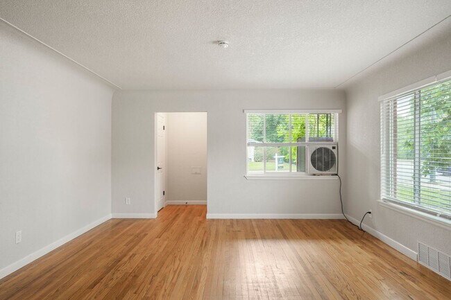 Building Photo - Recently Updated 4-Bedroom Near DU – Utilities Included + Garage Available