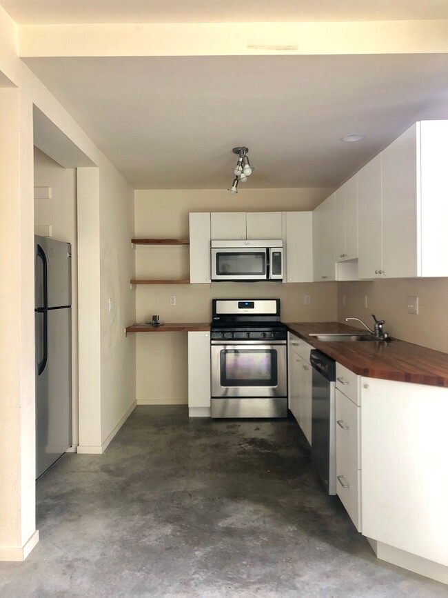 Building Photo - Private, Modern 1 BD Oasis in MidTown