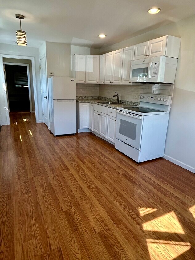 Kitchen - 417 Briarwood Rd