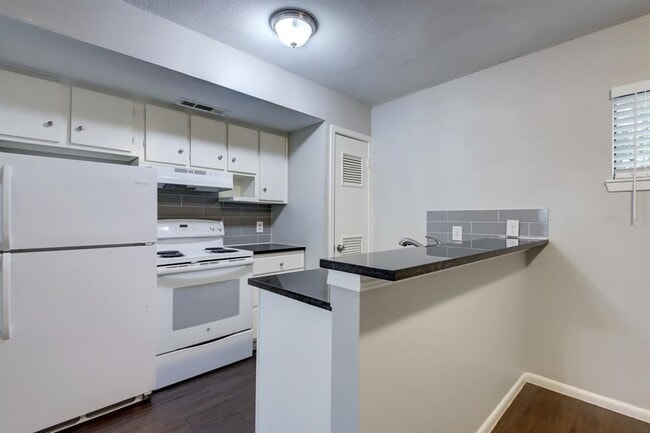 Building Photo - 303 W 40th St
