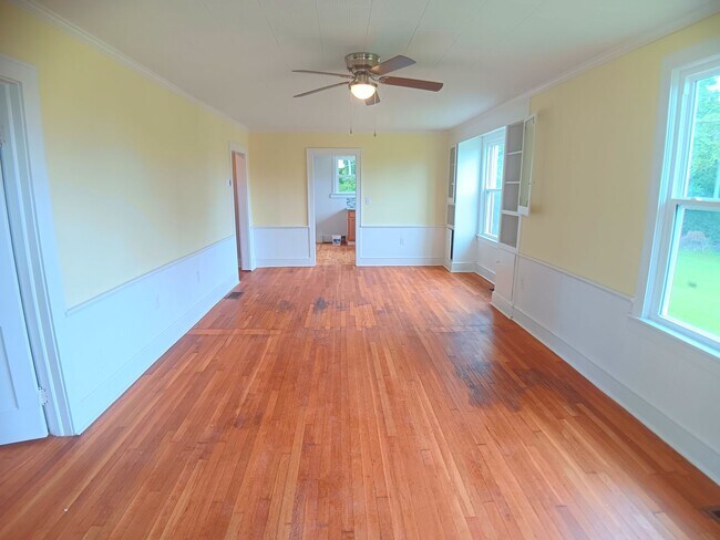 Foto del edificio - Radford, 3BR / 1BA, Available Now