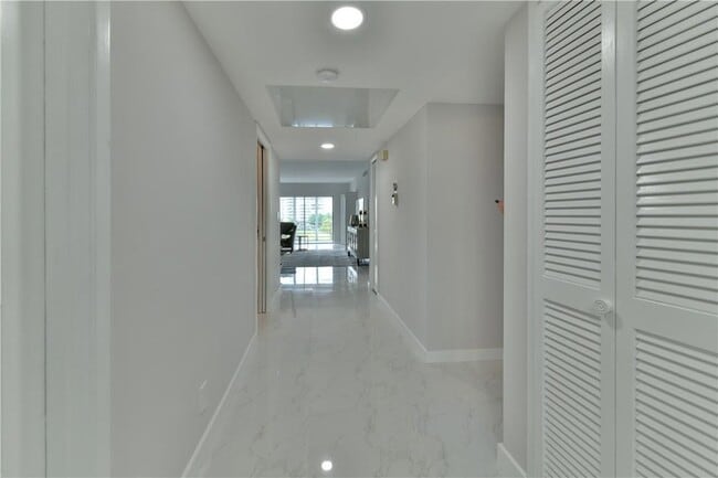 Building Photo - 2751 N Palm Aire Dr