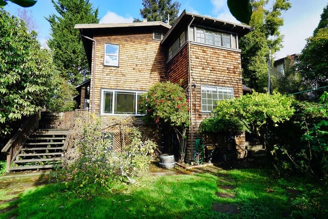 Building Photo - 2836 Derby St