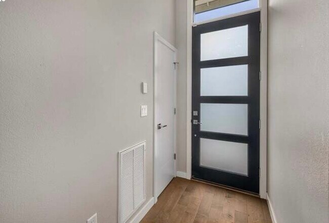Foto del edificio - 5946 NE 42nd Ave
