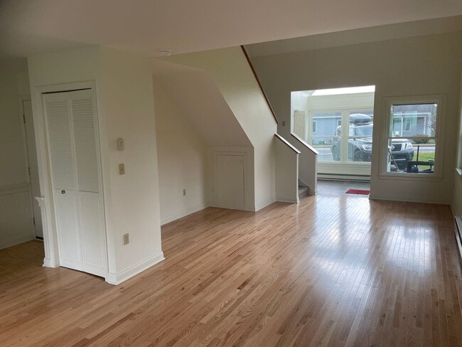 Foto del edificio - 2 Bed, 1 Bath Townhouse- Garage included