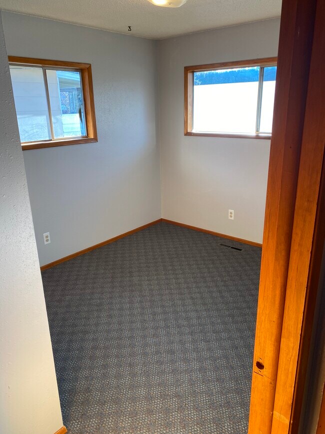 Building Photo - 520 Airway Ave