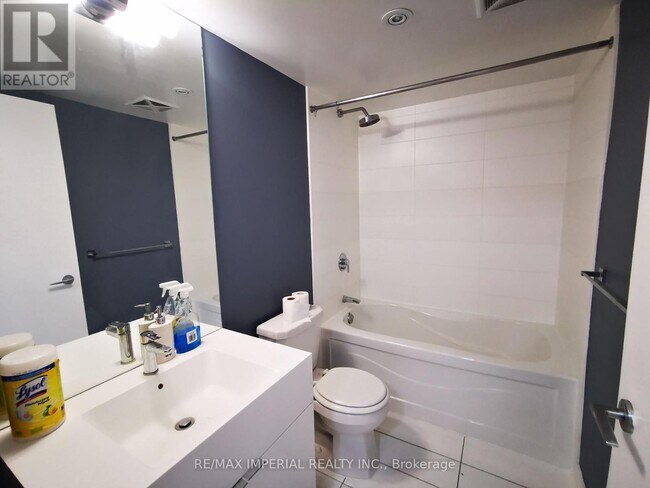 Building Photo - 10-510 Capreol Ct
