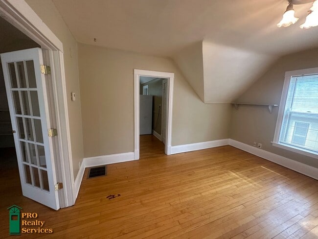 Building Photo - 2 Bedroom Upper Level Duplex Unit