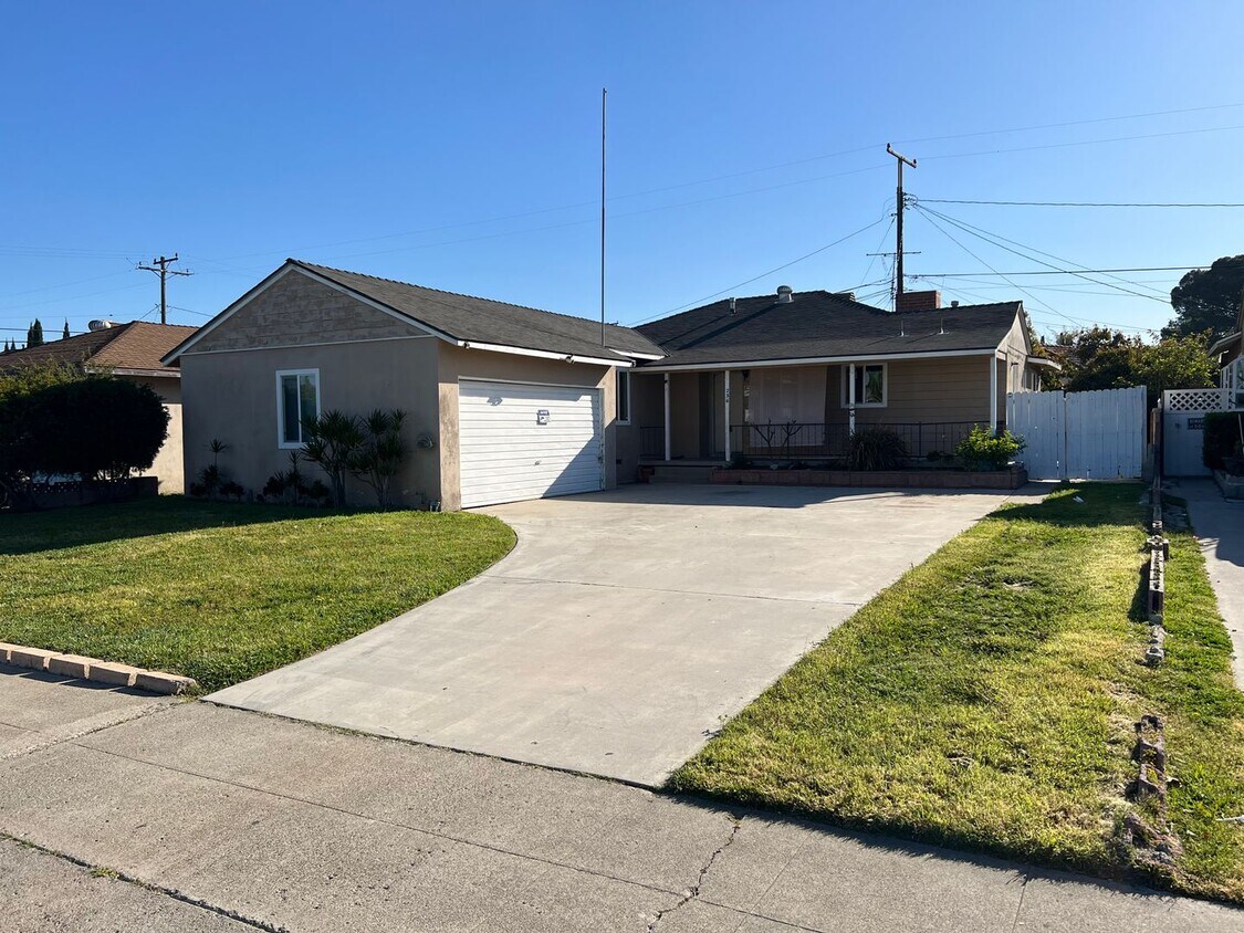 Primary Photo - Nice 3 Bedroom, 1.5 Bathroom Single Family...