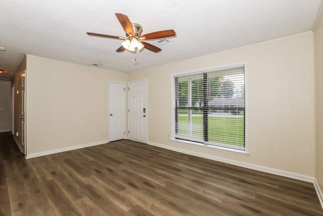 Building Photo - 5 Silverwood Dr