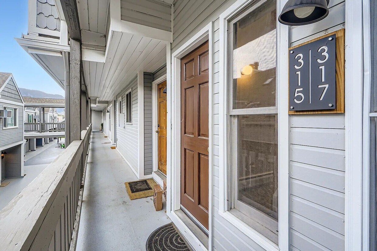 Primary Photo - Beautiful, Updated 1 Bedroom Condo on Pear...