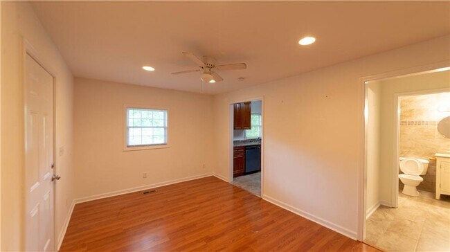 Foto del edificio - 1366 Clermont Ave