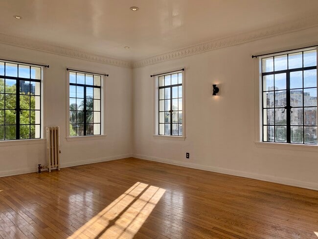 Foto del edificio - 364 S Cloverdale Ave