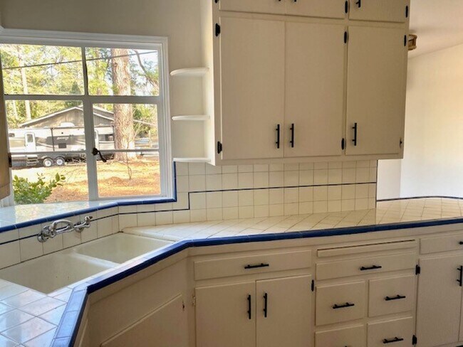 Building Photo - Delightful Vintage Country Home