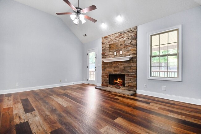 Building Photo - Pet Friendly Four Bedroom!
