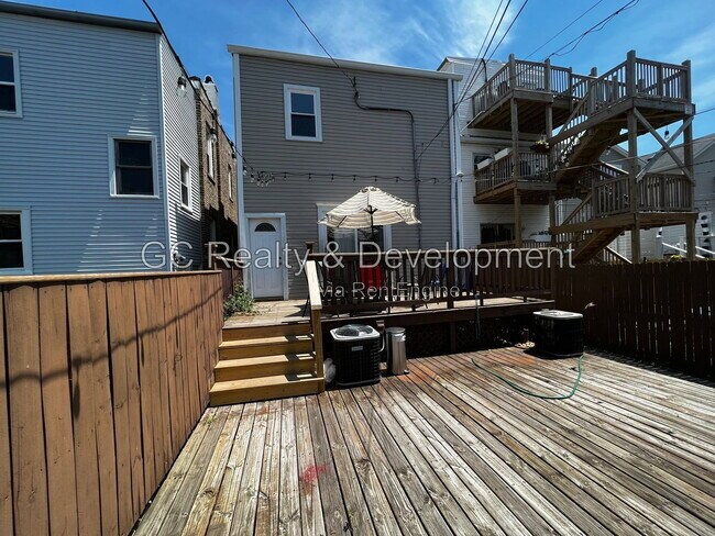 Foto del edificio - 2840 N Maplewood Ave