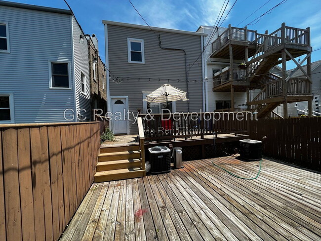 Building Photo - 2840 N Maplewood Ave