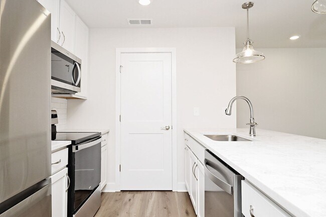 Foto del edificio - $500 Off 1st Month's Rent! Spacious Dog-Friendly Belvedere Apartment