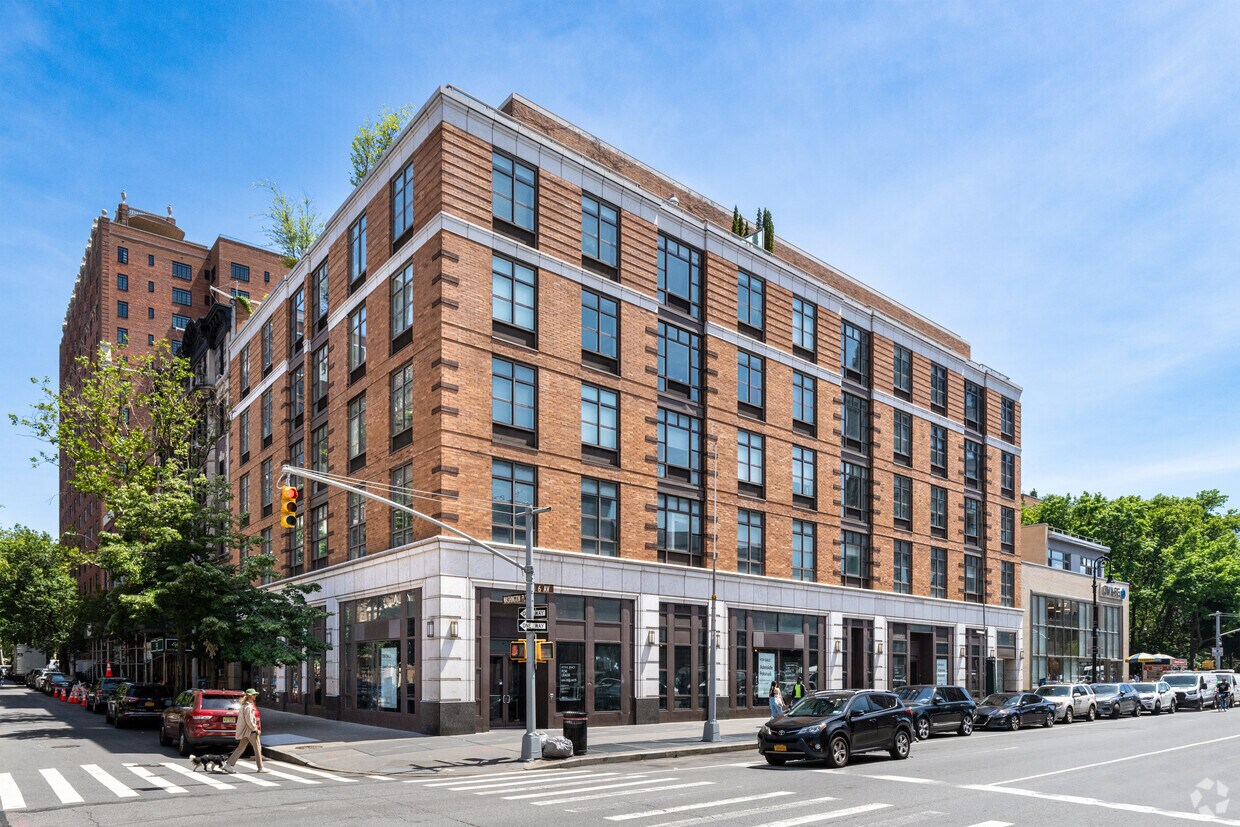 Primary Photo - 88 W Washington Pl