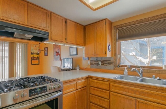Building Photo - 3 bedroom / 2.5 bath / 2 car garage