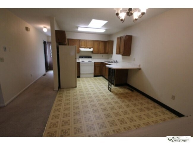 Building Photo - Spacious 2 bed, 1 ba duplex!