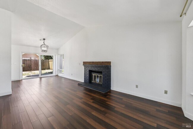 Foto del edificio - Nicely Updated, Situated Between Vacaville, Fairfield and Near Travis Air Force Base