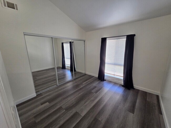 Foto del edificio - 15301 Santa Gertrudes Ave