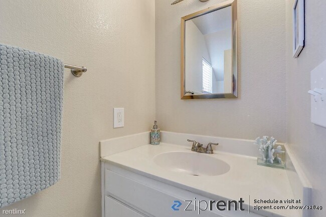 Building Photo - 3 br, 1.5 bath Townhome - 813 Twin Oaks La...