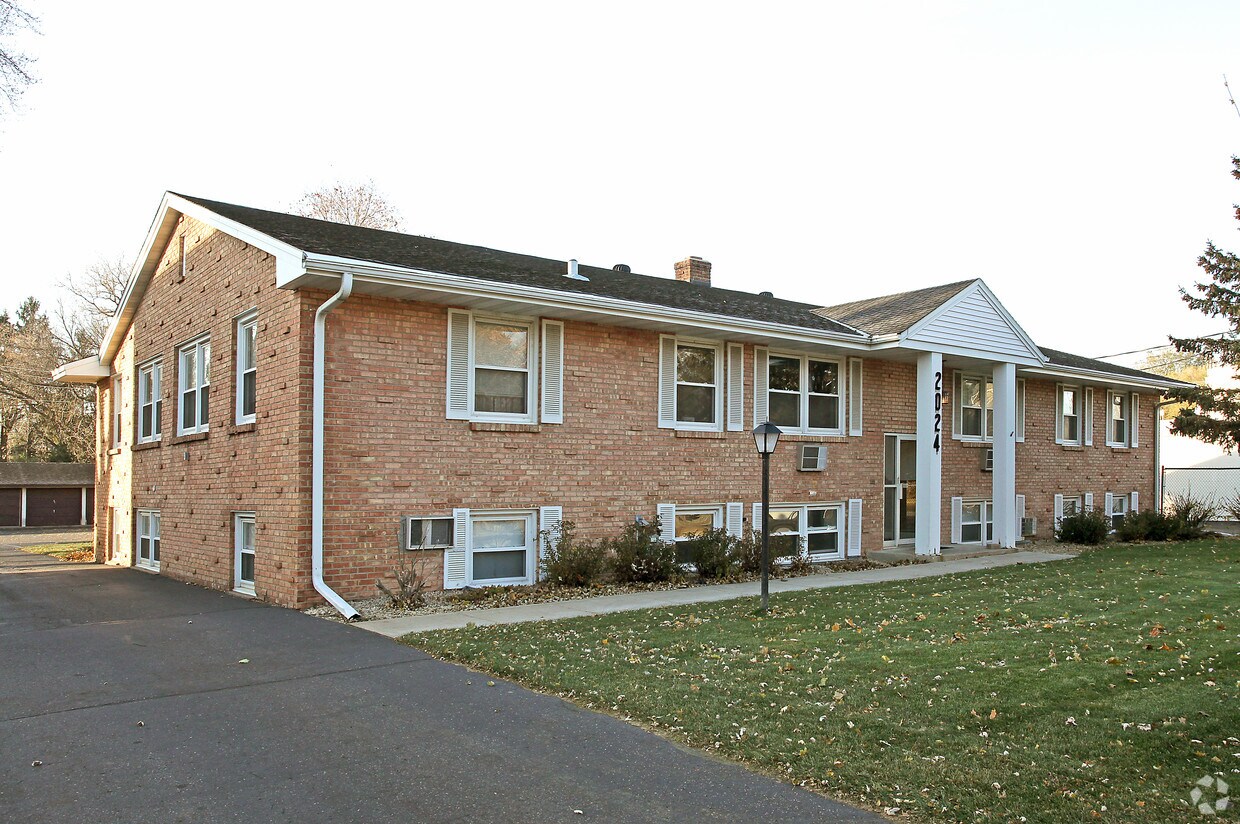 2024 County Road F E, White Bear Lake, MN 55110 Apartments in White