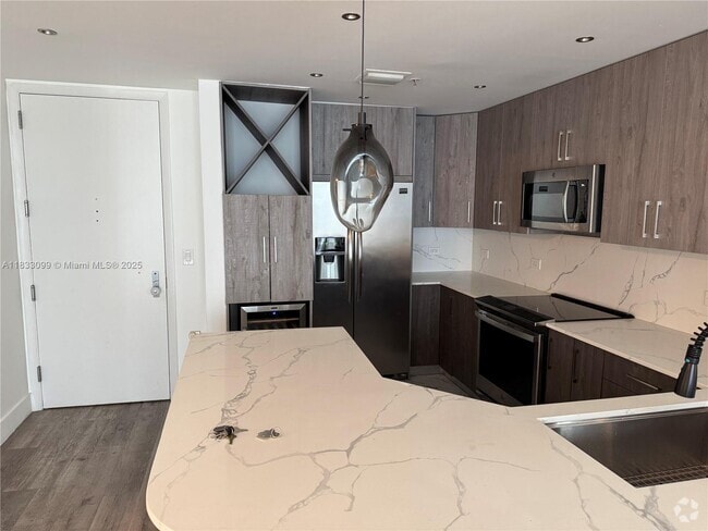 Building Photo - 801 Brickell Key Blvd