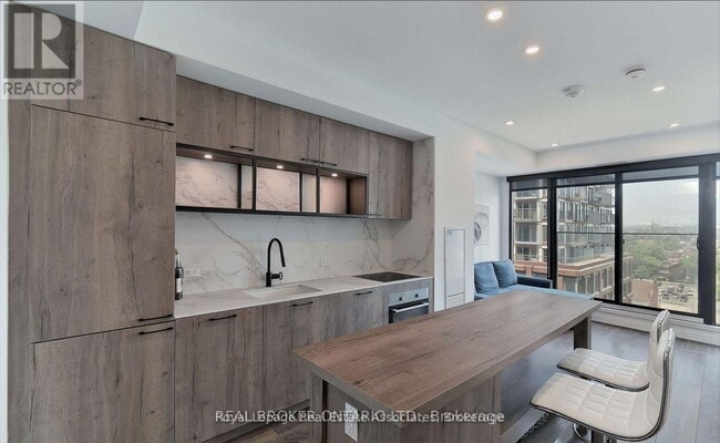 Building Photo - 505 Richmond St W