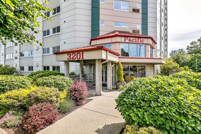 Building Photo - 2-Bedroom Condo in Tacoma with Sprawling V...