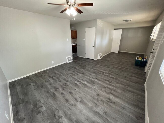 Foto del edificio - 3 Bedroom 1 Bath Home with Carport & Fenced Back Yard