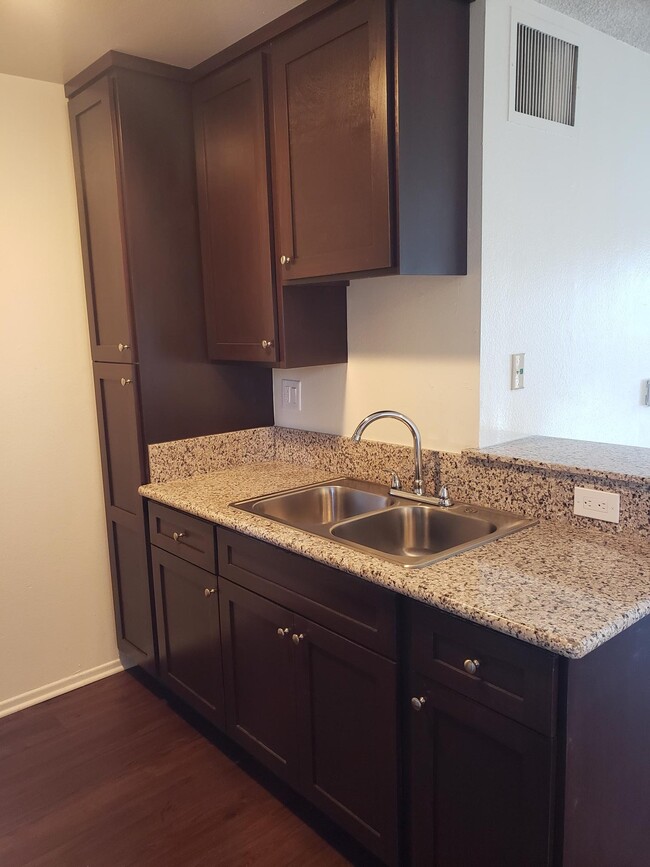 Building Photo - 3056 Leeward Ave