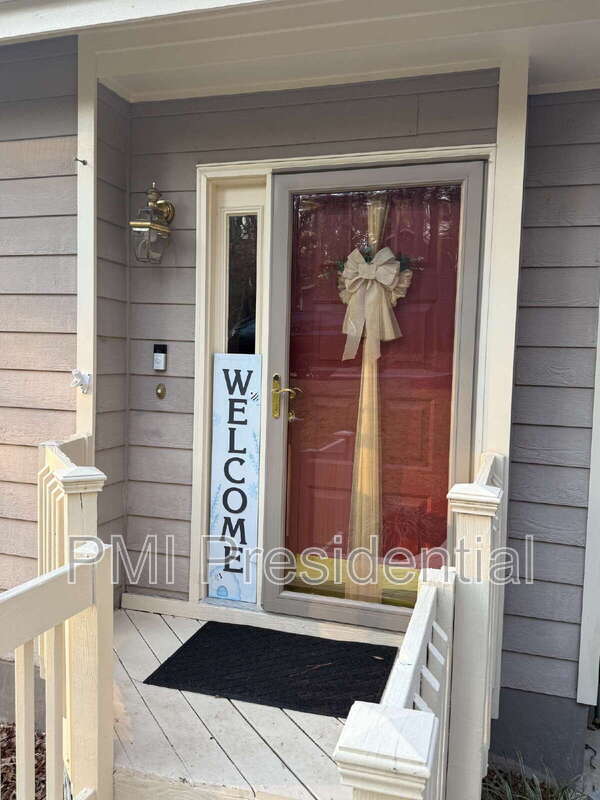 Foto del edificio - 14300 Cove Ridge Pl