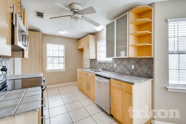 Foto del edificio - 641 Park Ln