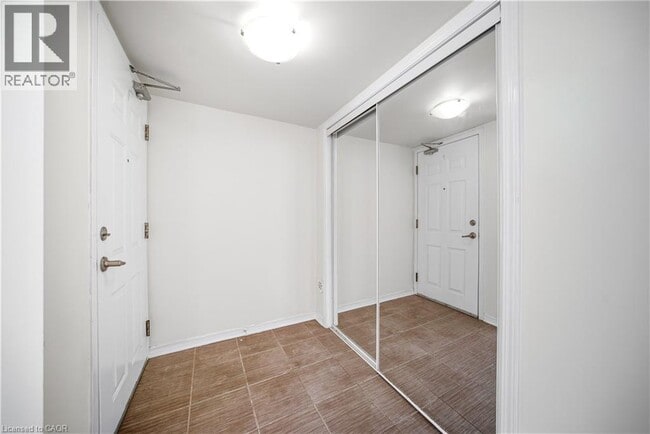 Building Photo - 2441 Greenwich Dr