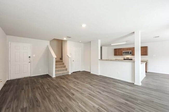 Building Photo - 2702 Majestic Dr