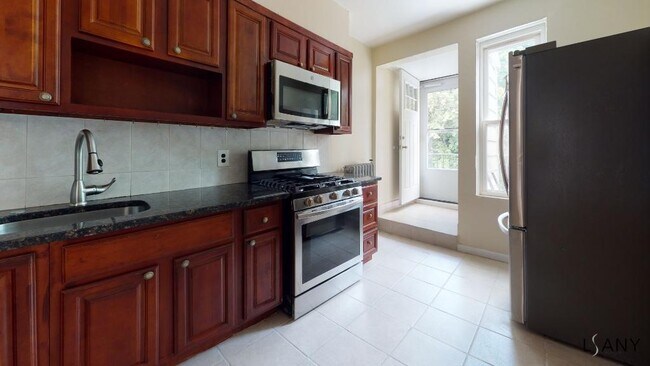 Foto del edificio - 3 BRs on 2nd floor in Private home with Ba...