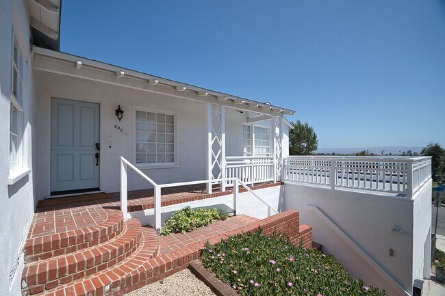 Foto del edificio - 2 Bed 1 Bath Home in Manhattan Beach Hill Section