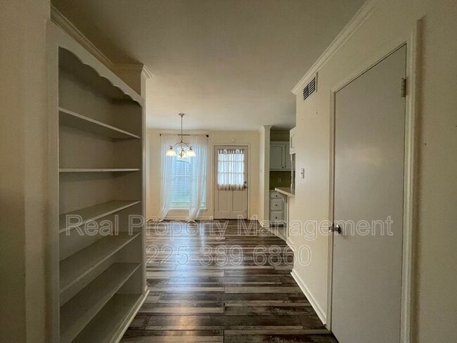 Building Photo - 9841 Siegen Ln