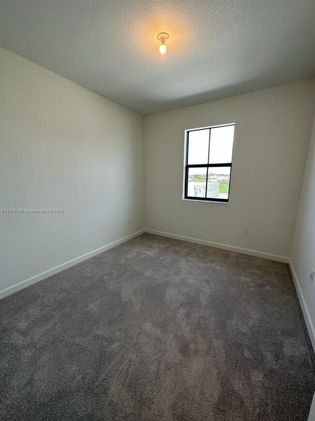 Building Photo - Pine Vista