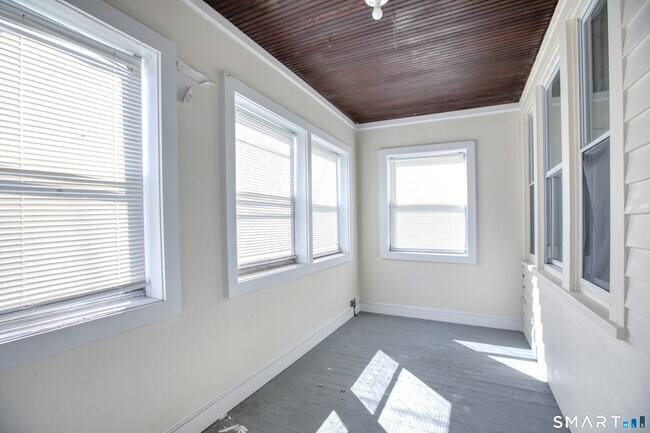 Foto del edificio - 44-46-46 Glendale Ave