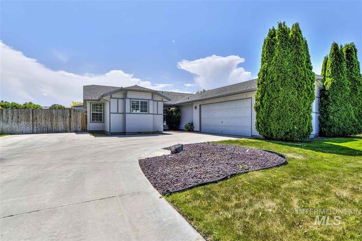 Foto principal - Nampa 3 bed 2 bath home - All landscaping ...