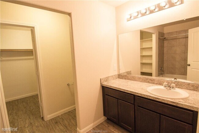 Foto del edificio - 3 br, 2.5 bath House - 2077 Oakwood Forest Dr