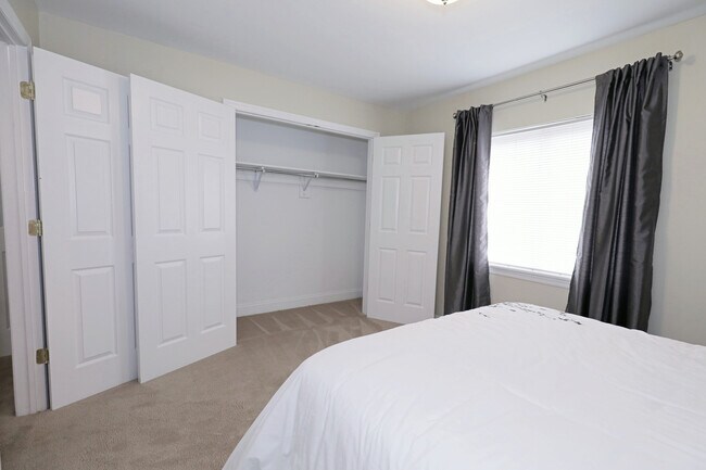 Foto del edificio - 2407 Village Rd
